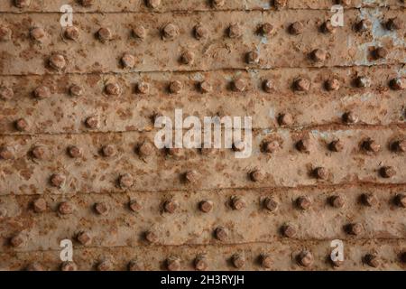 Teil von alten Metalltoren mit Gussmustern Detail. Textur des alten Tores mit Metallnieten. Akko (Akko) Israel Stockfoto