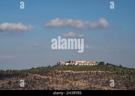 Shoresh, ein Dorf in den Judäa-Bergen in der Nähe von Jerusalem, Israel, nachdem ein Waldbrand den umliegenden Wald verbrannt hatte. Stockfoto