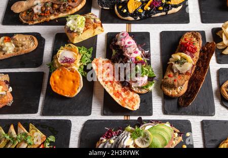 Verschiedene kreative Sandwiches auf dem Restauranttisch Stockfoto