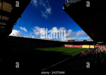 Watford, Großbritannien. Oktober 2021. 30. Oktober 2021; Vicarage Road, Watford, Herts, England; Premier League Football, Watford gegen Southampton; Gesamtansicht des Vicarage Road Stadions mit blauem Himmel oberhalb Credit: Action Plus Sports Images/Alamy Live News Stockfoto