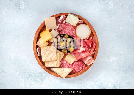 Aufschnitt und Käseplatte, von oben geschossen. Schinken aus Parmaschinken Stockfoto