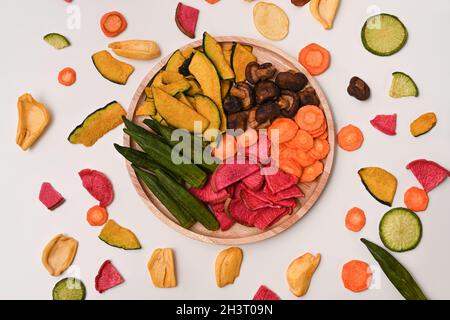 Bunte Mischung Gemüsechips auf weißem Hintergrund. Stockfoto