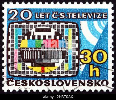 TSCHECHOSLOWAKEI - UM 1973: Eine in der Tschechoslowakei gedruckte Briefmarke zeigt symbolischen Fernsehbildschirm, 20. Jahrestag des Fernsehens, um 1973 Stockfoto