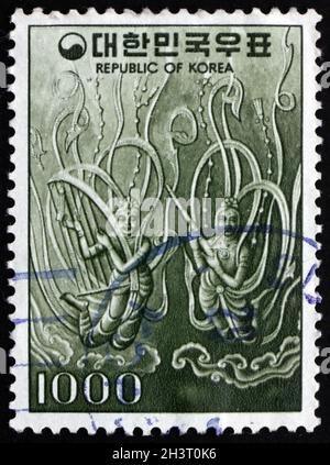 SÜDKOREA - UM 1977: Eine in Südkorea gedruckte Briefmarke zeigt fliegende Engel aus Bronzeglocke aus Sangwon-sa, 725 n.Chr., um 1977 Stockfoto