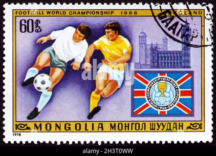 MONGOLEI - UM 1978: Eine in der Mongolei gedruckte Marke zeigt die Fußballszene, das parlament und den Big Ben, London, 11. Fußball-Weltmeisterschaft, Argentinien, Stockfoto