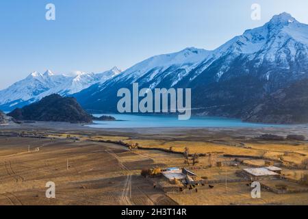 Idyllische Landschaft am Ranwu-See in Tibet Stockfoto