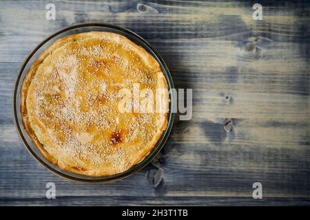 Shepherd's Pie auf einem Teller auf einem Holztisch Stockfoto