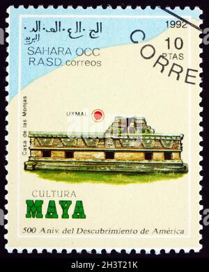 SAHARA - UM 1992: Eine in der Arabischen Demokratischen Republik Sahrawi gedruckte Briefmarke zeigt Nunnery (La Casa de Las Monjas), Uxmal, cultura Maya, um 1992 Stockfoto