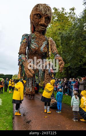 Edinburgh, Schottland, Großbritannien, 30. Oktober 2021. Riesenpuppe Sturm in der Botanik: Die 10 m hohe Marionette der Meeresgöttin von Vision Mechanics trifft an einem nassen bewölkten Tag die Besucher im Royal Botanic Garden. Kinder haben die Chance, der Marionette näher zu kommen Stockfoto