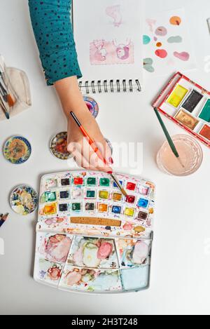 Illustrator Woman malt einige Skizzen mit Aquarellen Stockfoto
