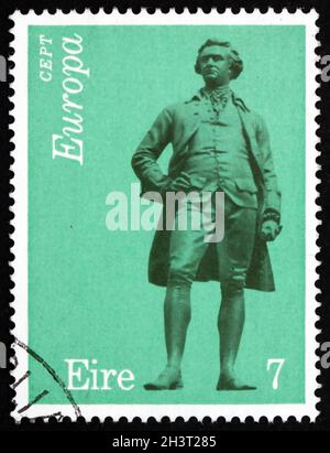 IRLAND - UM 1974: Eine in Irland gedruckte Briefmarke zeigt Edmund Burke, war ein anglo-irischer Staatsmann und Philosoph, Statue von John Henry Foley, um 1 Stockfoto