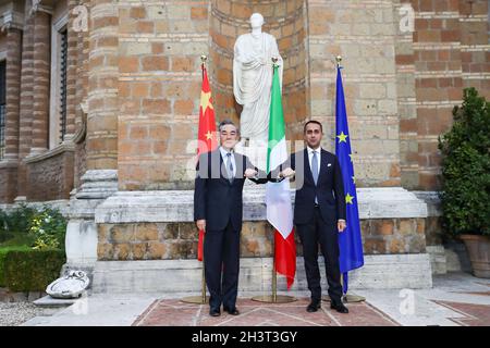 Rom, Italien. Okt. 2021. Der chinesische Staatsrat und Außenminister Wang Yi (L) trifft sich mit dem italienischen Außenminister Luigi Di Maio am 29. Oktober 2021 in Rom, Italien. Quelle: Zhang Cheng/Xinhua/Alamy Live News Stockfoto