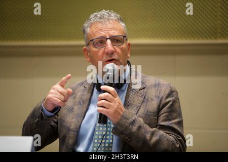 Nicht exklusiv: MEXIKO-STADT, MEXIKO - 29. OKTOBER 2021: Mitglied des Europäischen Parlaments Massimiliano Smeriglio, spricht während einer Pressekonferenz als pa Stockfoto