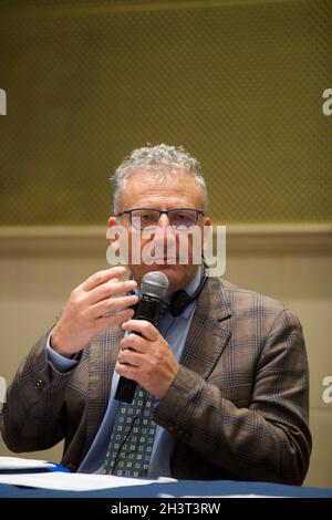 Nicht exklusiv: MEXIKO-STADT, MEXIKO - 29. OKTOBER 2021: Mitglied des Europäischen Parlaments Massimiliano Smeriglio, spricht während einer Pressekonferenz als pa Stockfoto