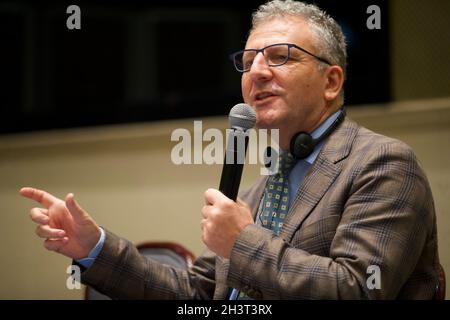 Nicht exklusiv: MEXIKO-STADT, MEXIKO - 29. OKTOBER 2021: Mitglied des Europäischen Parlaments Massimiliano Smeriglio, spricht während einer Pressekonferenz als pa Stockfoto