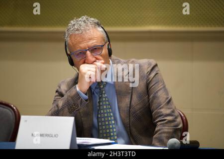 Nicht exklusiv: MEXIKO-STADT, MEXIKO - 29. OKTOBER 2021: Mitglied des Europäischen Parlaments Massimiliano Smeriglio, spricht während einer Pressekonferenz als pa Stockfoto