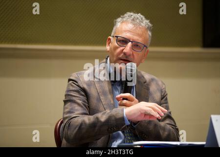 Nicht exklusiv: MEXIKO-STADT, MEXIKO - 29. OKTOBER 2021: Mitglied des Europäischen Parlaments Massimiliano Smeriglio, spricht während einer Pressekonferenz als pa Stockfoto