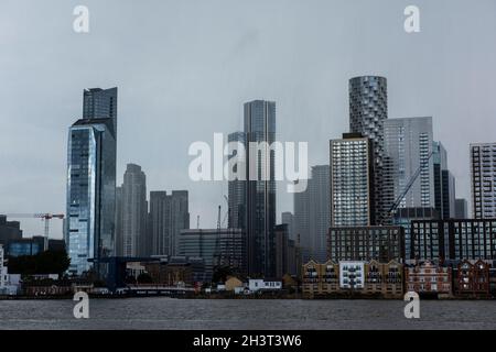 Sturmwolken über Canary Wharf, aufgenommen von der Greenwich Peninsula London England Großbritannien Stockfoto