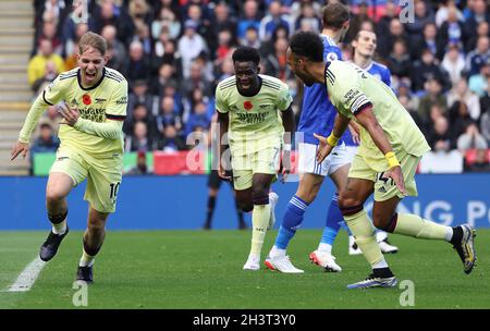 Leicester, Großbritannien. Oktober 2021. Emile Smith Rowe von Arsenal feiert seinen zweiten Treffer Pierre-Emerick Aubameyang während des Premier League-Spiels im King Power Stadium, Leicester. Bildnachweis sollte lauten: Darren Staples / Sportimage Stockfoto