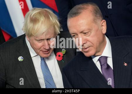 Premierminister Boris Johnson (links) spricht mit dem türkischen Präsidenten Recep Tayyip Erdogan während eines Gruppenfotos im Konferenzzentrum La Nuvola während des G20-Gipfels in Rom, Italien. Bilddatum: Samstag, 30. Oktober 2021. Stockfoto