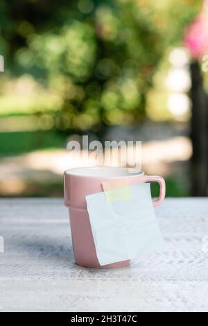 Beruhigende, Erfrischende Umgebung, Ideen Für Einen Garten-Coffee-Shop, Entspannungserlebnis Im Freien, Natur Umarmen, Warmes Klima, Workspa Stockfoto