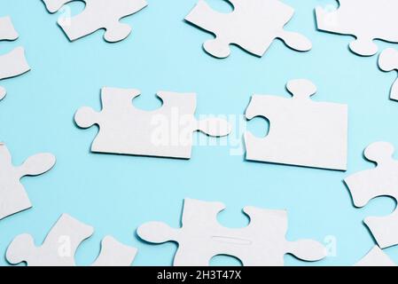 Close-up White Jigsaw Muster Puzzle Stücke mit fehlenden verbunden werden Letzte Stück auf Einem Flat Lay Hintergrund mit DIF positioniert Stockfoto