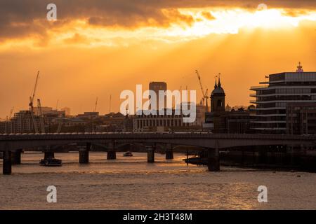 Sonnenuntergang auf der Themse, Blick auf die London Bridge von der Tower Bridge, London England Stockfoto