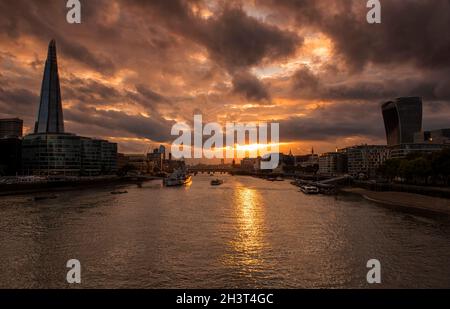 Sonnenuntergang auf der Themse, Blick auf die London Bridge von der Tower Bridge, London England Stockfoto