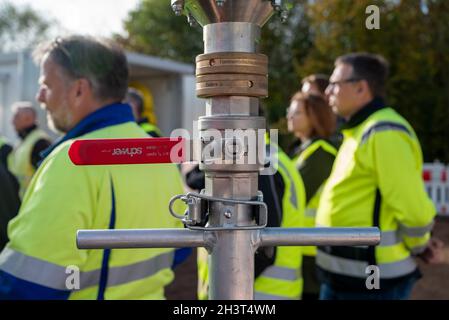 Bad Neuenahr Ahrweiler, Deutschland. Okt. 2021. Das Foto zeigt einen Absperrschieber der neuen Hochdruck-Gaspipeline zur Wärmeversorgung im Ahrtal nach der Hochwasserkatastrophe. Quelle: Harald Tittel/dpa/Alamy Live News Stockfoto