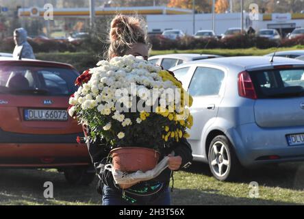 Lubin, Dolny Slask, Polen. Oktober 2021. In Polen laufen die Vorbereitungen für Allerheiligen. Pole kaufen Blumen und Kerzen, um die Gräber von Verwandten zu besuchen, die am 1. November mit ihren Familien gestorben sind. Im Jahr 2020 wurden die Friedhofs aufgrund der Coronavirus-Epidemie durch den Beschluss des Gesundheitsministers vom 1. November geschlossen. Der Gesundheitsminister in Polen fordert eine Schutzmaske, die auf dem Friedhof liegt und soziale Distanz hält. Heute sind es fast 10,000 neue Daten, die das polnische Gesundheitsministerium zur Verfügung stellt. Dies ist die vierte Welle des Coronavirus in Polen (Bild: C Stockfoto