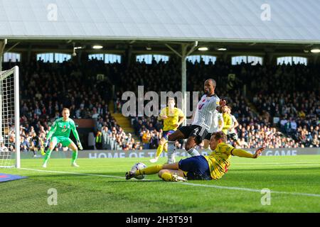 Craven Cottage, Fulham, London, Großbritannien. Oktober 2021. EFL Championship Football, Fulham gegen West Bromwich Albion; Denis Odoi von Fulham versucht, den Ball zu blockieren, während Conor Townsend von West Bromwich Albion versucht, ihn zu halten. Kredit: Aktion Plus Sport/Alamy Live Nachrichten Stockfoto