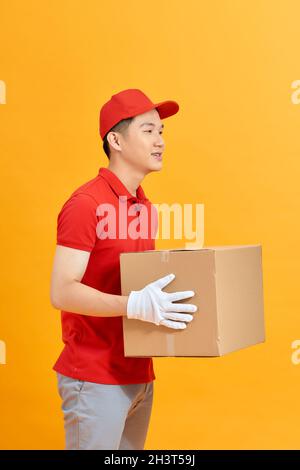 Hübscher junger Entlieder Mann Porträt isoliert auf gelb Stockfoto