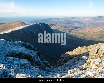 Ein frostiger Tag auf Cadair Idris: Blick von Penygadair über Cyfrwy auf die Mawdach-Mündung Stockfoto