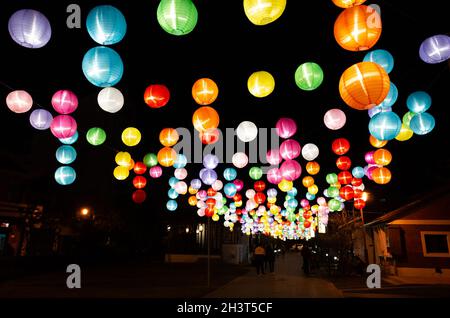 Laternen hängen in der alten lukang Straße auf Stockfoto