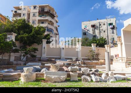 Alexandria, Ägypten. Zerstörte alte Säulen mit Wohnhäusern auf einem Hintergrund, Straßenansicht Foto an einem sonnigen Tag aufgenommen Stockfoto