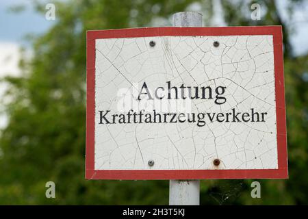 Schild mit der Aufschrift Achtung Kraftfahrzeugverkehr in Deutschland Stockfoto