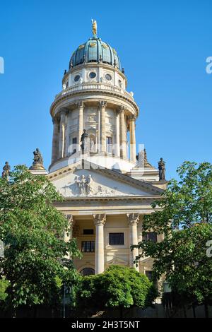Blick auf den französischen Dom am Gendarmenmarkt im Zentrum Berlins Stockfoto