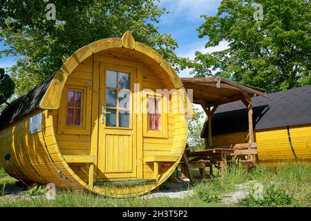 Holzschlaffass für die Nacht auf einem Campingplatz in Deutschland Stockfoto