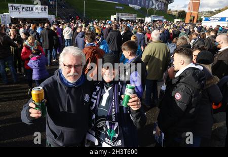 Schottland-Fans kommen zum Spiel der Autumn Nations Series im BT Murrayfield Stadium in Edinburgh an. Bilddatum: Samstag, 30. Oktober 2021. Stockfoto