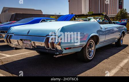 Reno, NV - 4. August 2021: 1970 Oldsmobile Cutlass Convertible auf einer lokalen Automobilmesse. Stockfoto