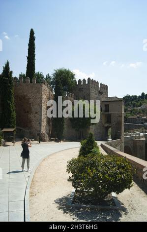 Toledo - Spanien - August 13 2011 : schöne brücke von saint Martin Eine große historische mittelalterliche Überquerung des Flusses Tejo Vertikale Aufnahme mit Kopierraum Stockfoto