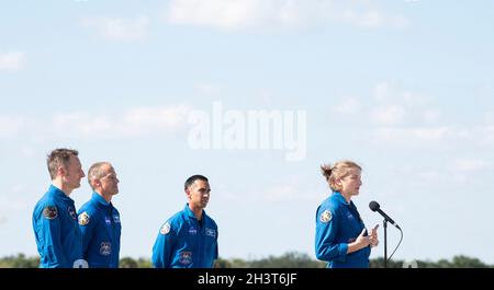 Cape Canaveral, USA. Oktober 2021. Die NASA-Astronauten Kayla Barron sprechen mit Medienvertretern, nachdem sie aus Houston an der Start- und Landeeinrichtung im Kennedy Space Center der NASA mit den NASA-Astronautenkollegen Raja Chari und Tom Marshburn sowie dem ESA-Astronauten Matthias Maurer vor der Crew-3-Mission von SpaceX ankommen, Dienstag, den 26. Oktober, 2021, in Florida. Die NASA-Mission SpaceX Crew-3 ist die dritte Rundungsmission der Raumsonde SpaceX Crew Dragon und der Falcon 9-Rakete zur Internationalen Raumstation im Rahmen des Commercial Crew Program der Agentur. Chari, Marshburn, B Stockfoto