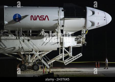 Cape Canaveral, USA. Oktober 2021. Eine SpaceX Falcon 9-Rakete mit der Crew Dragon-Sonde des Unternehmens an Bord wird beim Roll-Out auf die Startfläche des Launch Complex 39A gesehen, da die Vorbereitungen für die Crew-3-Mission am Mittwoch, den 27. Oktober 2021, im NASAâs Kennedy Space Center in Florida fortgesetzt werden. Die SpaceX Crew-3-Mission ist die dritte Rundungsmission der Raumsonde SpaceX Crew Dragon und der Falcon 9-Rakete zur Internationalen Raumstation im Rahmen des agencyâs Commercial Crew Program. NASAâs Die NASA-Astronauten Raja Chari, Tom Marshburn, Kayla Barron und ESA (Europäische Weltraumorganisation) AS Stockfoto