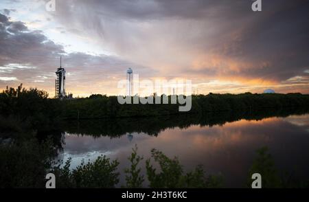 Cape Canaveral, USA. Oktober 2021. Eine SpaceX Falcon 9-Rakete mit der Crew Dragon-Sonde des Unternehmens an Bord wird bei Sonnenuntergang auf der Startrampe im Launch Complex 39A gesehen, da die Vorbereitungen für die Crew-3-Mission am Mittwoch, den 27. Oktober 2021, im NASAâs Kennedy Space Center in Florida fortgesetzt werden. Die SpaceX Crew-3-Mission ist die dritte Rundungsmission der Raumsonde SpaceX Crew Dragon und der Falcon 9-Rakete zur Internationalen Raumstation im Rahmen des agencyâs Commercial Crew Program. NASAâs Die NASA-Astronauten Raja Chari, Tom Marshburn, Kayla Barron und der ESA-Astronaut Ma Stockfoto