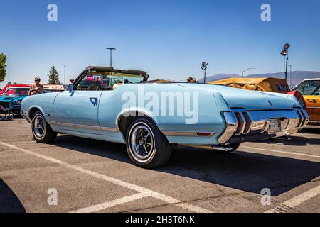 Reno, NV - 4. August 2021: 1970 Oldsmobile Cutlass Convertible auf einer lokalen Automobilmesse. Stockfoto