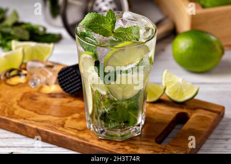 Mojito cocktail mit Limette, Minze und Eis Stockfoto