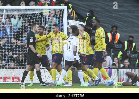 London, Großbritannien. AM 30. OKTOBER protestieren Spieler von West Bromwich Albion gegen die Strafentscheidung des Schiedsrichters Michael Salisbury während des Sky Bet Championship-Spiels zwischen Fulham und West Bromwich Albion am 30. Oktober 2021 im Craven Cottage, London. (Kredit: Tom West | MI News) Kredit: MI Nachrichten & Sport /Alamy Live News Stockfoto