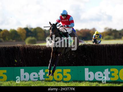 Corran Cross unter Jockey Harry Bister schafft eine Hürde, während er an der bet365 Handicap Chase auf der Wetherby Rennbahn teilnimmt. Bilddatum: Samstag, 30. Oktober 2021. Stockfoto