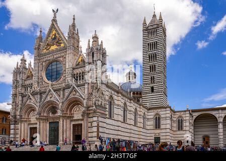 SIENNA, TOSKANA, ITALIEN - 18. MAI : Duomo in Sienna am 18. Mai 2013. Nicht identifizierte Personen. Stockfoto