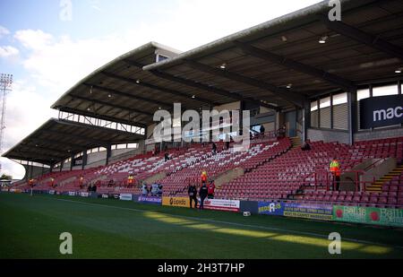 Gesamtansicht des Stadions vor dem Spiel der Vanarama National League auf dem Rennbahngelände Wrexham. Bilddatum: Samstag, 30. Oktober 2021. Stockfoto